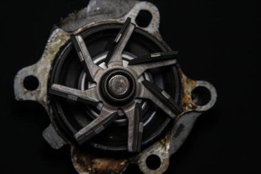 Kullanılmış bir su pompasının yakın plan fotoğrafı.