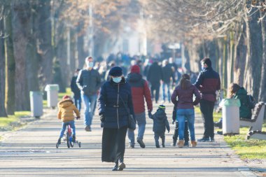 Covid 19 salgını sırasında kalabalık bir park