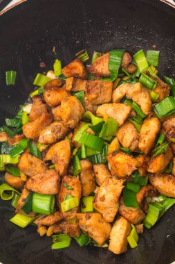 Çin yemeğinin yakın plan fotoğrafı.