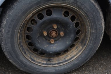 Eski ve paslı araba tekerleği yakın plan.