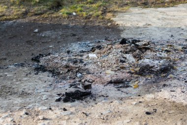 Plastiği yaktıktan sonra külün yakın plan fotoğrafı.