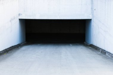 Bir yeraltı otoparkına giriş.