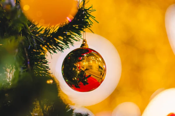 Částečné Zaměření Zlaté Cetky Visící Vánoční Stromeček Barevným Pozadím — Stock fotografie