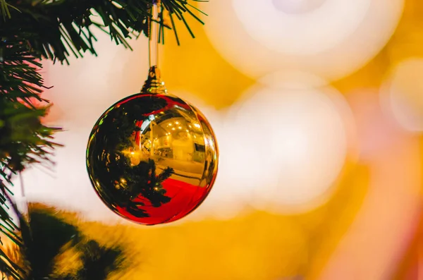 Částečné Zaměření Zlaté Cetky Visící Vánoční Stromeček Barevným Pozadím — Stock fotografie