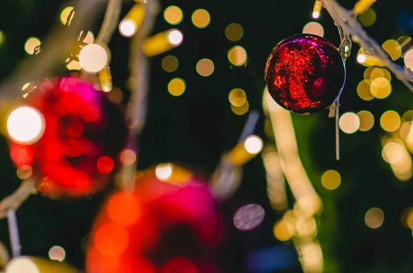 Červená Cetka Vánoční Stromeček Barevnými Bokeh Světla Pozadí — Stock fotografie