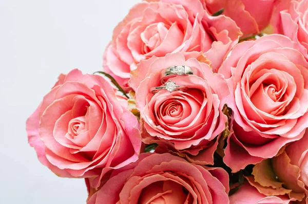 Dos Anillos Boda Colocados Ramo Rosas Rosadas Para Día San —  Fotos de Stock