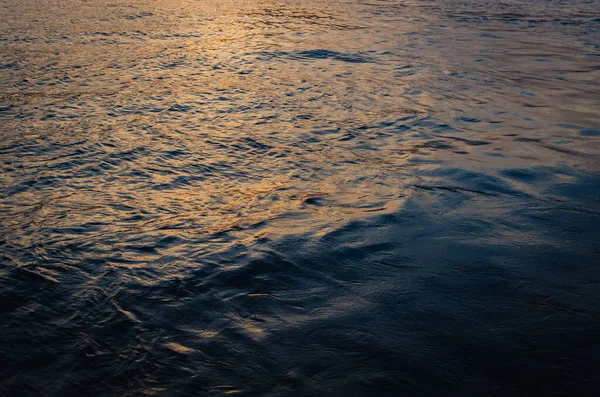 Golf Oppervlak Van Donkerblauwe Rivier Met Zonlicht Het Water Bij — Stockfoto