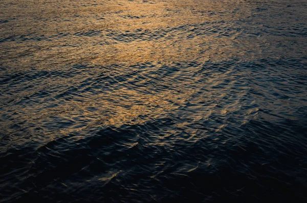 Vague Surface Rivière Bleu Foncé Avec Lumière Soleil Sur Eau — Photo