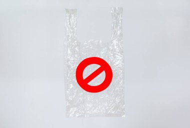 Beyaz arka planda plastik poşet kullanmayı bırakma kampanyasının sembolü. Dünya çevre günü kavramı.