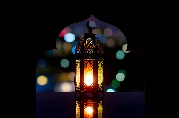 Üzerinde Sembolü Olan Bir Fener Şehrin Bokeh Işığı Cami Arka — Stok fotoğraf