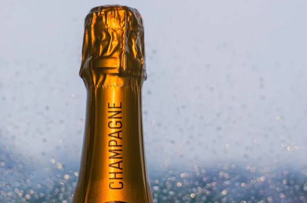 Top Shining Champagne Bottle Rain Drop Window Background — Stock Photo, Image