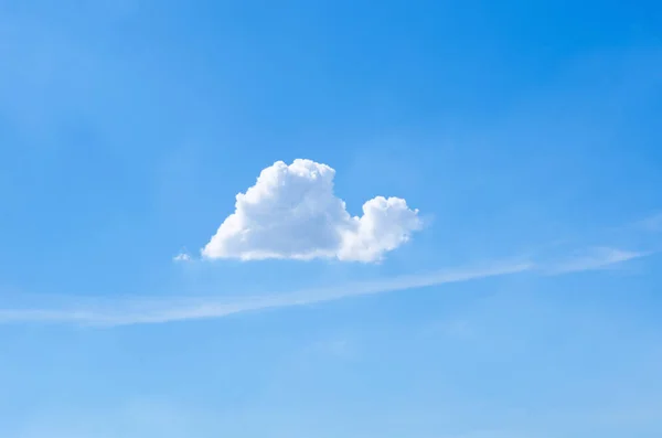 Одно Белое Облако Похожее Улитку Ярко Голубом Небе Летом — стоковое фото
