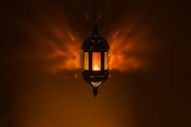 Parlayan bir fener kutsal Ramazan ayı için sıcak ışık saçar..