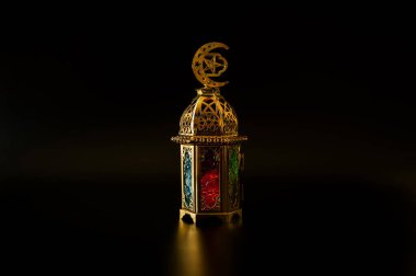 Ramazan Kareem süslü altın bir fenerle renkli cam panellerle parlıyor.