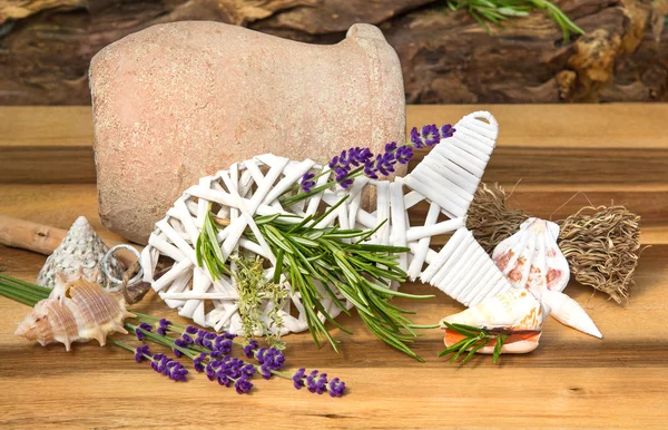 Kräuter für Fischgerichte auf einem Holztisch. — Stockfoto