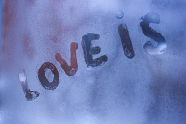 Donmuş camdaki yazıda aşk yazıyor.