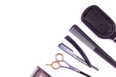 Kuaför aletleri masanın üstüne serilmiş.