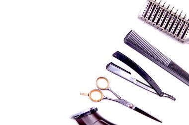 Kuaför aletleri masanın üstüne serilmiş.