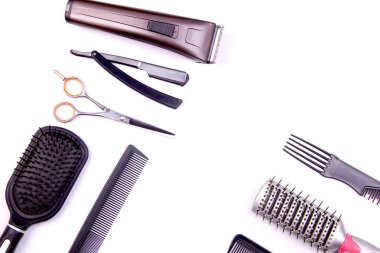 Kuaför aletleri masanın üstüne serilmiş.