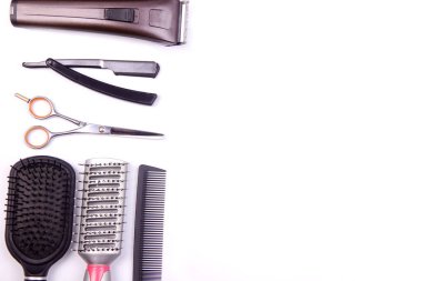 Kuaför aletleri masanın üstüne serilmiş.