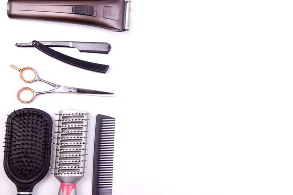 Kuaför aletleri masanın üstüne serilmiş.