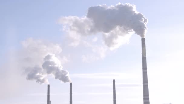 Dikke Rookwolken Afkomstig Van Fabrieksschoorstenen Lucht — Stockvideo