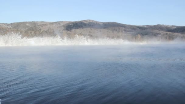Nebel Liegt Über Dem Winterlichen Fluss Und Anderen Ufer Sind — Stockvideo