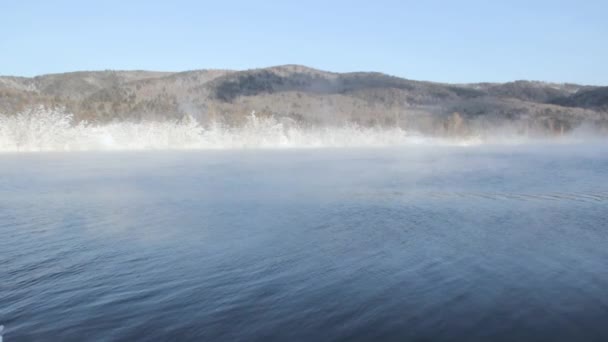 Hay Niebla Sobre Río Invierno Otra Orilla Los Árboles Están — Vídeos de Stock