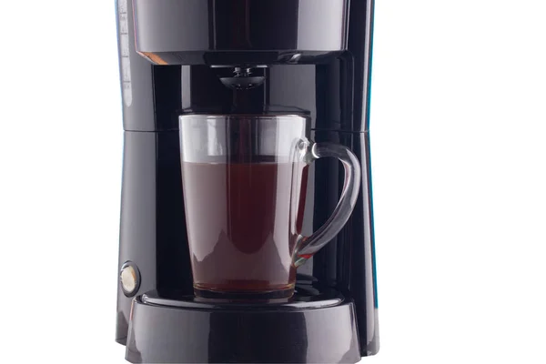 Kahve makinası beyaz arka planda kahve fincanı dolu.