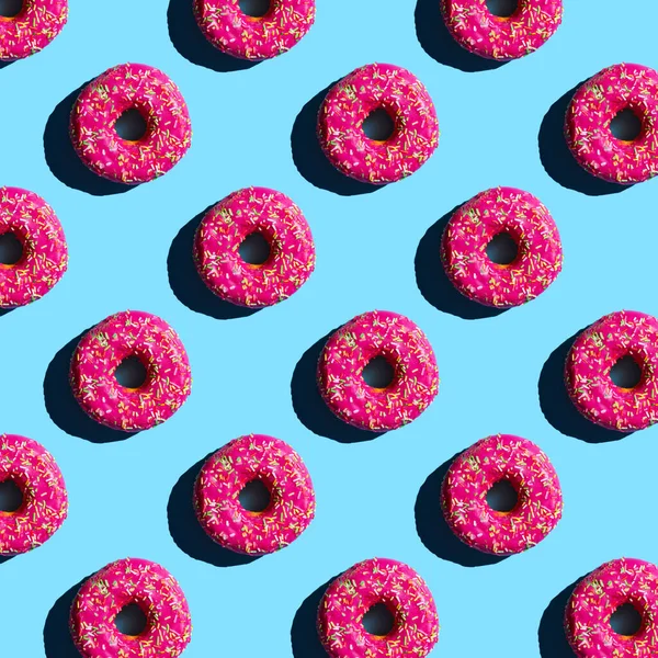 Renkli kırıntılar serpiştirilmiş pembe jöleli patatesli çörek.