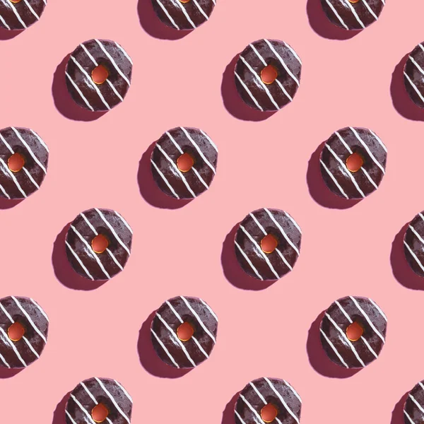 Munk Mönster Täckt Med Choklad Glasyr Med Vita Ränder Rosa — Stockfoto