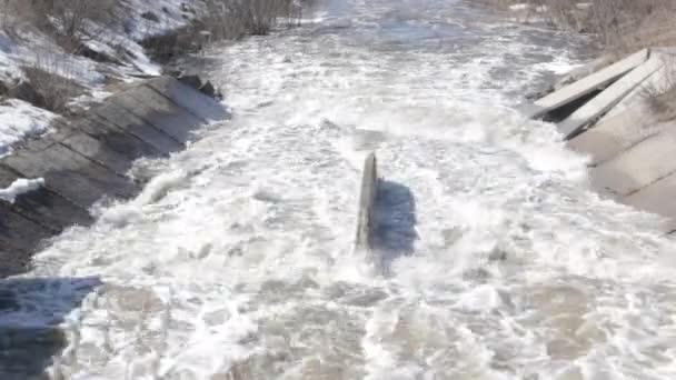 在冰层之后的春天，大坝上的强大水流 — 图库视频影像