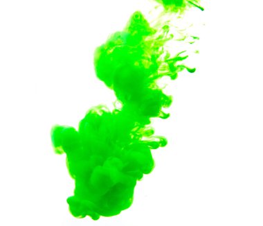 Suda beyaz bir zemin üzerinde yeşil boyalardan oluşan güçlü bir jet