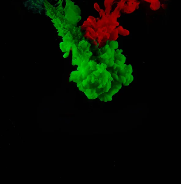 Kırmızı boyanın jeti yeşil boyayla buluşur.