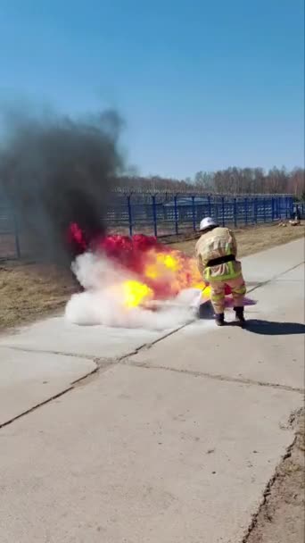 Vigile Del Fuoco Spegne Incendio Con Estintore — Video Stock