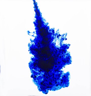 Beyaz arka planda güzel bir mavi boya sıçraması.