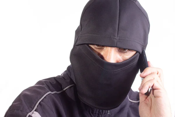Ein Mann Mit Schwarzer Maske Und Handy — Stockfoto