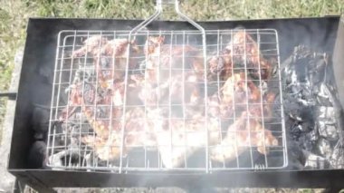 Tavuk kanatları ızgarada pişiyor.