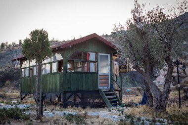 Dağlarda eski, yeşil ahşap bir ev