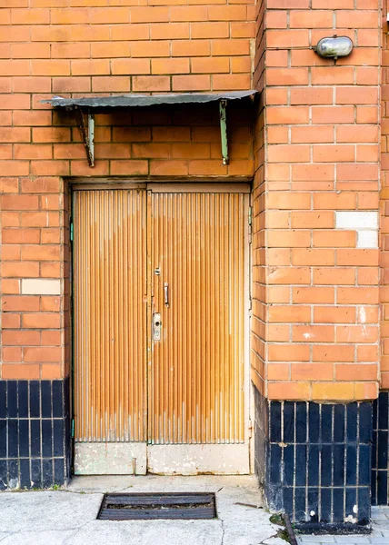Puerta de madera marrón texturizada vieja — Foto de Stock