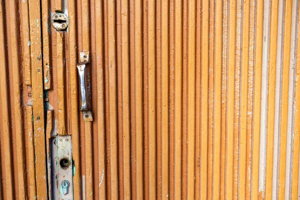 古い質感の茶色の木製のドア — ストック写真