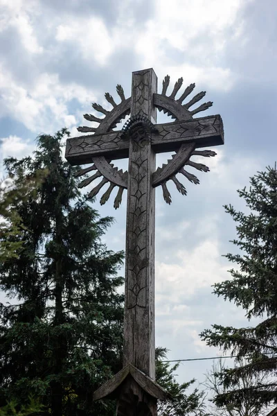 Αρχαίος ξύλινος σταυρός με ξυλόγλυπτα. — Φωτογραφία Αρχείου