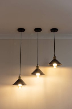 Kaliteli parlak ampullü üç lamba ve sıcak ışık.