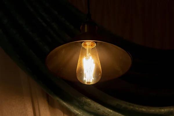 Lâmpada com uma lâmpada incandescente vintage — Fotografia de Stock