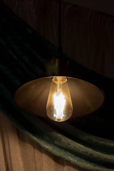 Лампа з старовинною лампою розжарювання — стокове фото