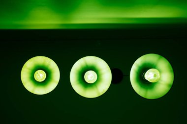 Tavanda üç tane yuvarlak lamba var.