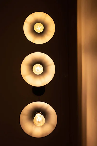 Três lâmpadas redondas no teto, vista inferior — Fotografia de Stock