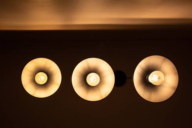 Tavanda üç tane yuvarlak lamba var.