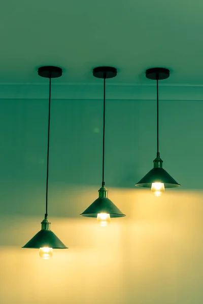Três lâmpadas com lâmpadas incandescentes vintage com luz quente — Fotografia de Stock