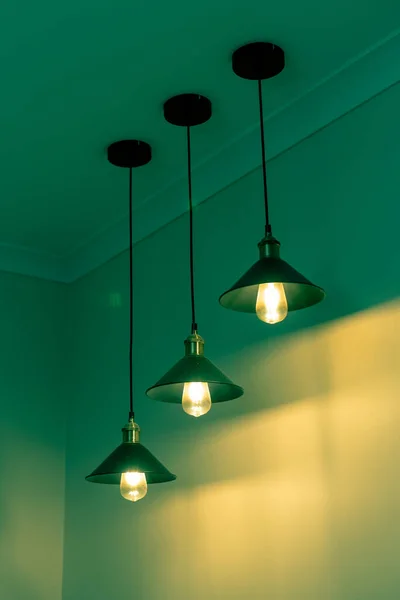 Três lâmpadas com lâmpadas incandescentes vintage com luz quente — Fotografia de Stock